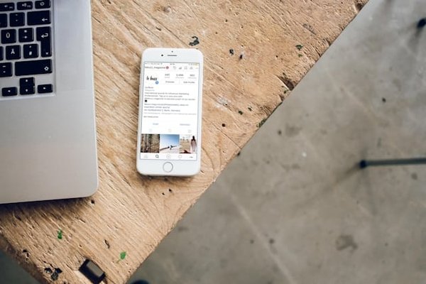 Comment choisir un projecteur pour des soirées cinéma en extérieur ?